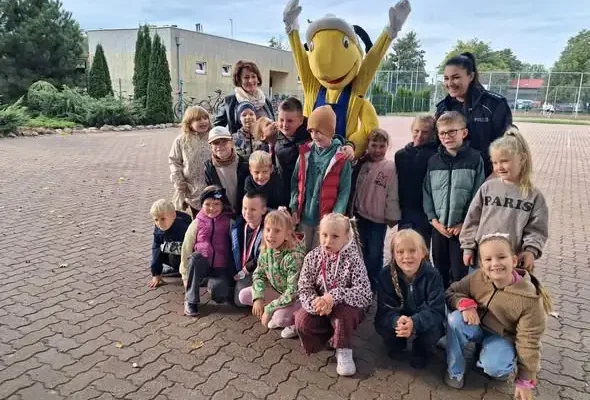 Bezpieczna droga do szkoły – praktyczna lekcja dla pierwszoklasistów