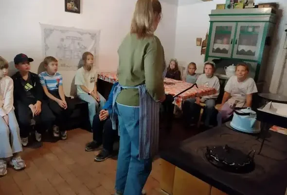 Uczniowie klas 3a i 3b odkrywali wiejskie tradycje w skansenie w Osieku