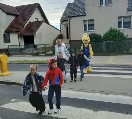Pierwszaki uczyły się bezpiecznie przechodzić przez jezdnię