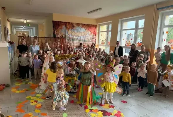 Konkurs mody jesienno-recyklingowej w przedszkolu – dzieci zachwyciły kreatywnością
