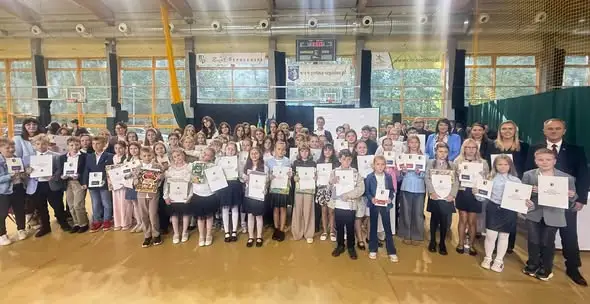 Uczniowie z Sępólna Krajeńskiego nagrodzeni podczas sesji Rady Miejskiej