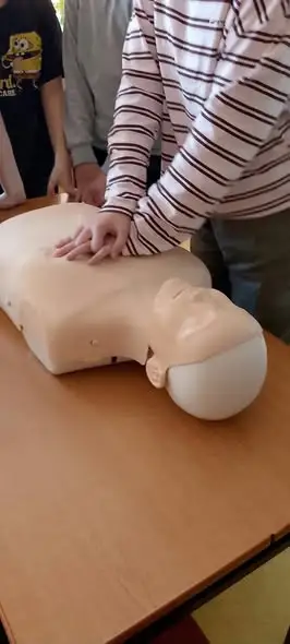 Uczniowie klasy 5a uczą się ratować życie – lekcja pierwszej pomocy