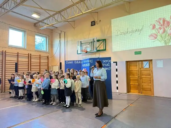 Dzień Edukacji Narodowej w Trójce w Sępólnie Krajeńskim – podziękowania i występy uczniów