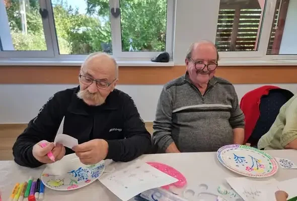 Seniorzy z Wąwelna odkryli sztukę malowania na szkle