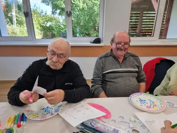 Seniorzy z Wąwelna odkryli sztukę malowania na szkle