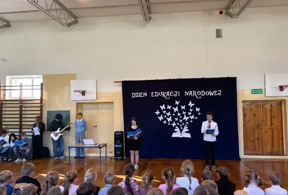 Dzień Edukacji Narodowej w naszej szkole – apel pełen życzeń i uśmiechu