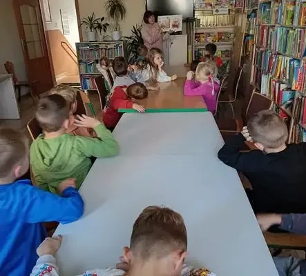 Smerfy z wizytą w bibliotece w Kamieniu Krajeńskim – jesienne zajęcia dla przedszkolaków