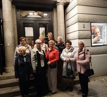 Seniorki z Klubu „Aktywni Seniorzy” na teatralnej wyprawie do Torunia