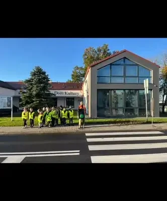 Uczniowie klas I-III uczyli się bezpieczeństwa na przejściu dla pieszych