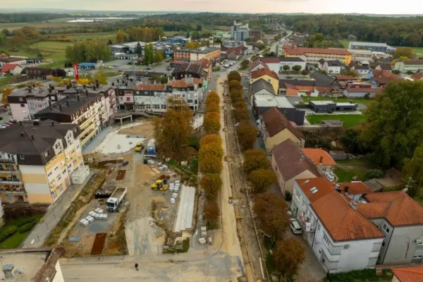 Modernizacja Wiejskiego Domu Kultury w Płociczu w pełnym rozkwicie