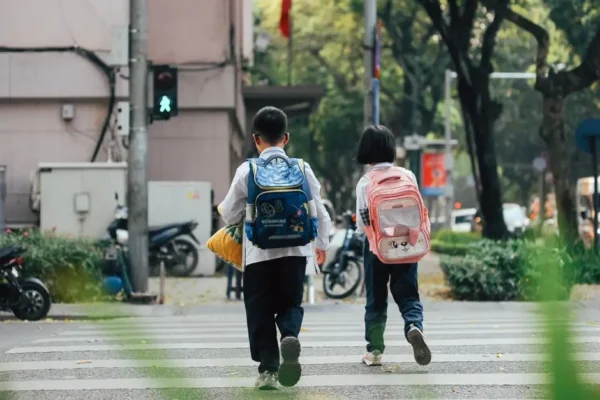 Uczniowie z klas I-III uczyli się bezpieczeństwa na drodze – akcja edukacyjna w plenerze